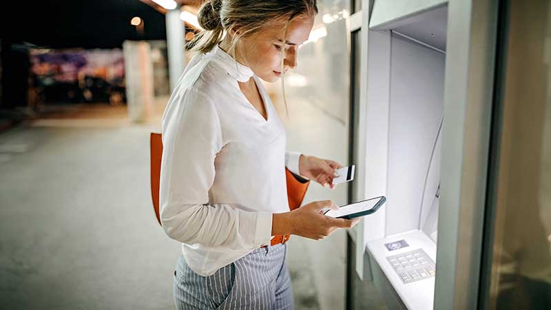 Rapariga no multibanco